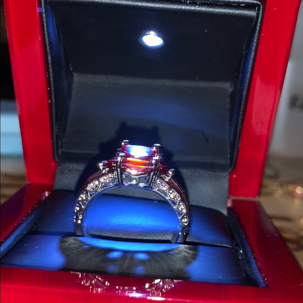 Red ring - Picture 3 of 5
